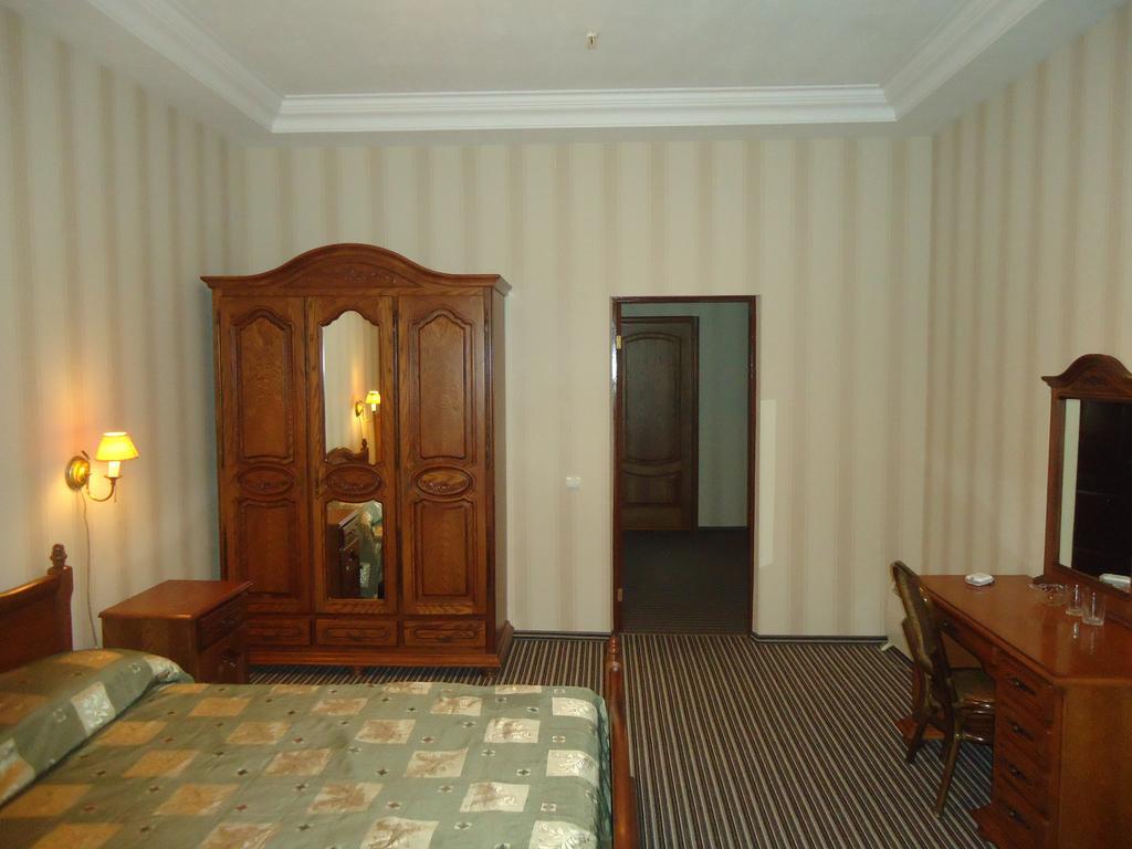 John Hughes Hotel Donetsk Rom bilde